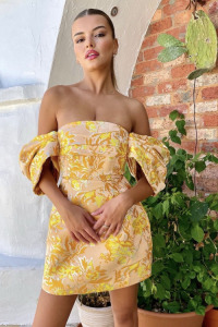 Sukienkowo - Ekstrawagancka sukienka z dekoltem carmen żakardowa żółta JOY