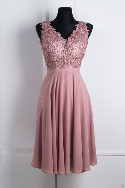 Sukienka z zdobionym dekoltem perłami i gipiurą różowa SILVIA