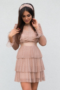 Sukienkowo - Plisowana krótka sukienka z falbanami i żabotem beżowo różowa - FREYA