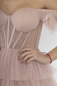 Sukienkowo - Asymetryczna tiulowa sukienka z falban z dekoltem Carmen różowa DIVA