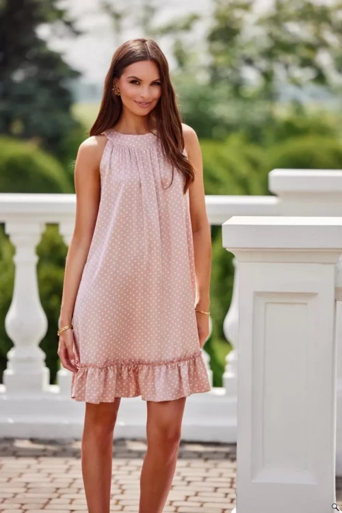 Sukienka w małe groszki z paskiem i falbaną pudrowy róż MILA