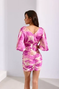 Sukienkowo - Dopasowana sukienka z marszczeniami i dekoltem V różowa wzór - SARA 