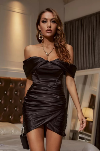 Sukienka bez ramion z dekoltem carmen  czarna CYNTIA