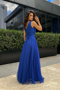  - Długa sukienka z dekoltem i tiulową spódnicą niebieska - PATRICIA
