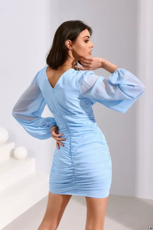 Dopasowana sukienka z marszczeniami i kopertowym dekoltem błękitna - SARA 
