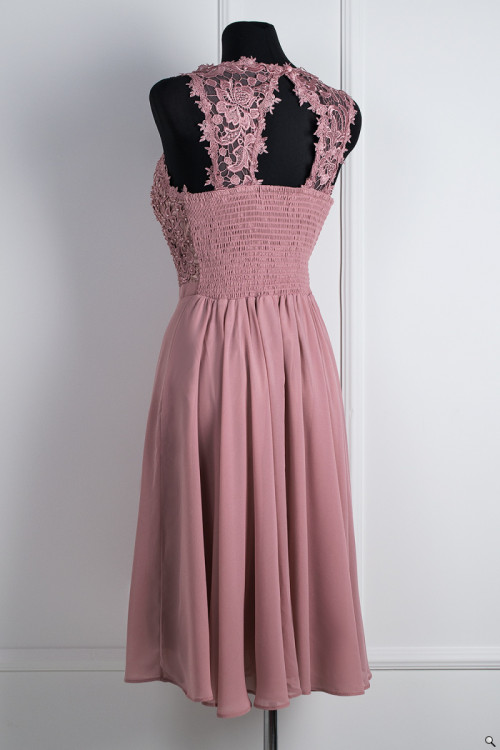 Sukienka z zdobionym dekoltem perłami i gipiurą różowa SILVIA