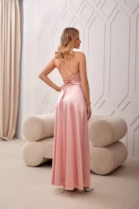  - Długa sukienka z rozcięciem na nodze na ramiączkach różowa -SOFIA