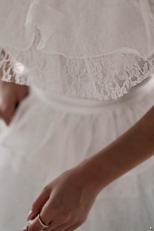 Krótka koronkowa sukienka Hiszpanka z falbanami biała - NORA