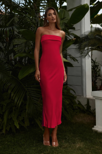 Minimalistyczna długa sukienka bez ramion z zakładką na dekolcie czerwona BERRY