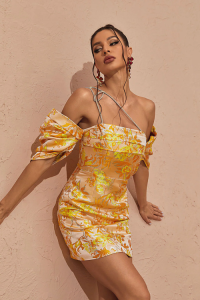 Sukienkowo - Ekstrawagancka sukienka z dekoltem carmen żakardowa żółta JOY