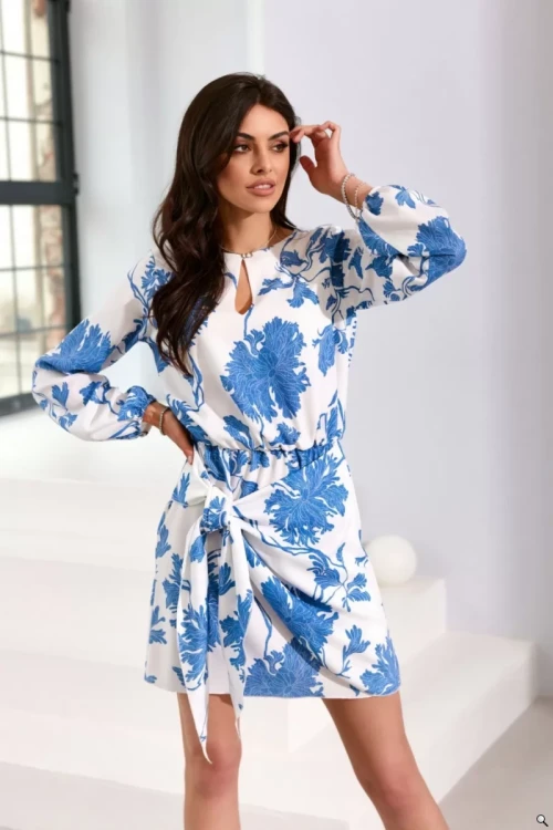 Klasyczna sukienka z wiązaniem w pasie w niebieskie kwiaty - ELIZA 