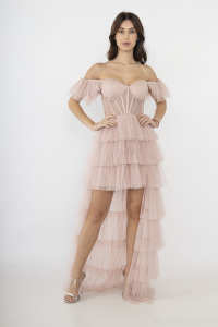  - Asymetryczna tiulowa sukienka z falban z dekoltem Carmen różowa DIVA