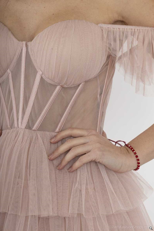 Asymetryczna tiulowa sukienka z falban z dekoltem Carmen różowa DIVA