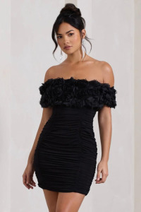Sukienkowo - Mini sukienka z deokltoem Carmen i falbaną wokoło ramion czarna LILY