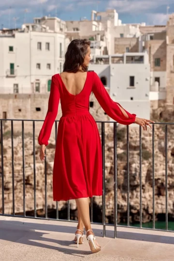Zwiewna sukienka midi z rękawem i dekoltem V czerwona - ANASTAZJA zdjęcie drugie
